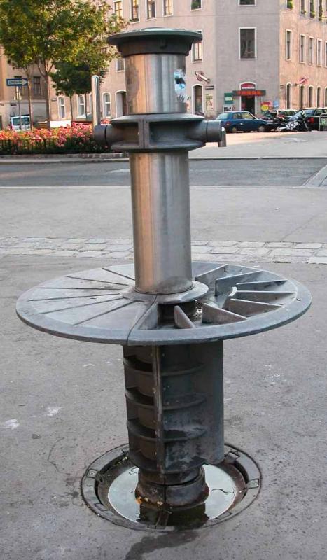 Wiener Trinkbrunnen aus Edelstahl von GuentherZ, CC BY-SA 3.0 <http://creativecommons.org/licenses/by-sa/3.0/>, via Wikimedia Commons